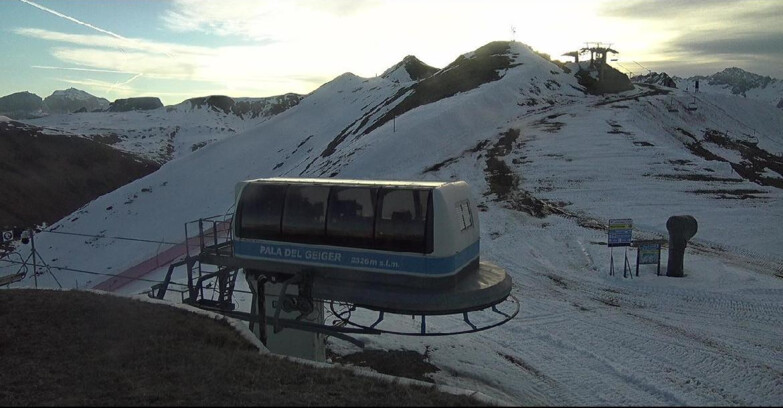 Webcam Pozza di Fassa-Aloch-Buffaure  - Pala del Geiger, sullo sfondo il Pordoi