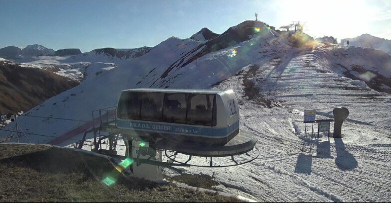 Webcam Pozza di Fassa-Aloch-Buffaure  - Pala del Geiger, sullo sfondo il Pordoi