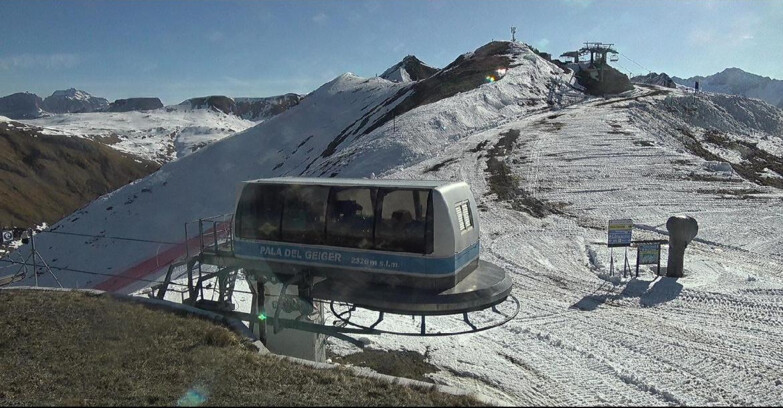 Webcam Pozza di Fassa-Aloch-Buffaure  - Pala del Geiger, sullo sfondo il Pordoi