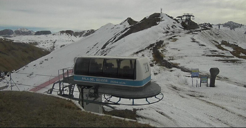 Webcam Pozza di Fassa-Aloch-Buffaure  - Pala del Geiger, sullo sfondo il Pordoi