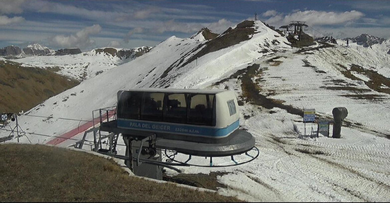 Webcam Pozza di Fassa-Aloch-Buffaure  - Pala del Geiger, sullo sfondo il Pordoi