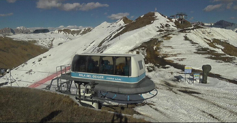 Webcam Pozza di Fassa-Aloch-Buffaure  - Pala del Geiger, sullo sfondo il Pordoi