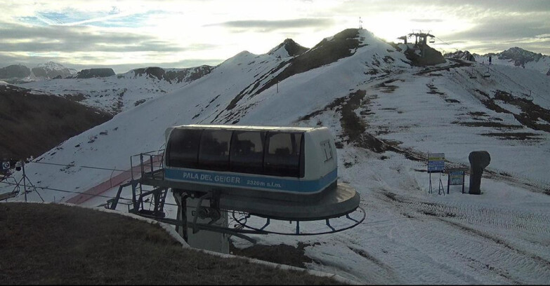 Webcam Pozza di Fassa-Aloch-Buffaure  - Pala del Geiger, sullo sfondo il Pordoi