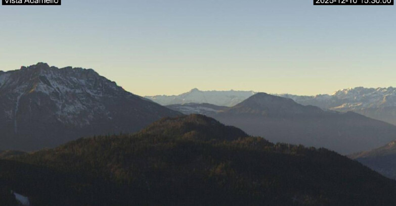 Webcam Ski area Lavarone - Vista su ghiacciaio Adamello