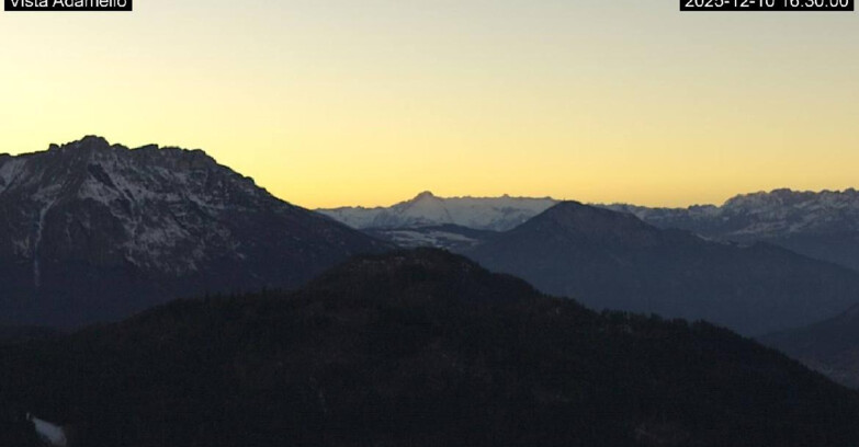 Webcam Ski area Lavarone - Vista su ghiacciaio Adamello