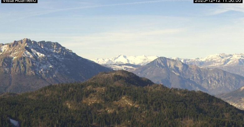 Webcam Ski Area Lavarone  - View on Ghiacciaio Adamello 
