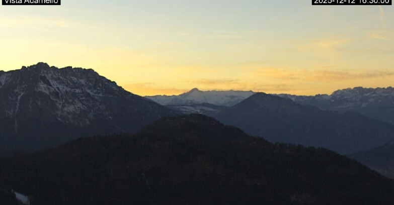 Webcam Ski Area Lavarone  - View on Ghiacciaio Adamello 