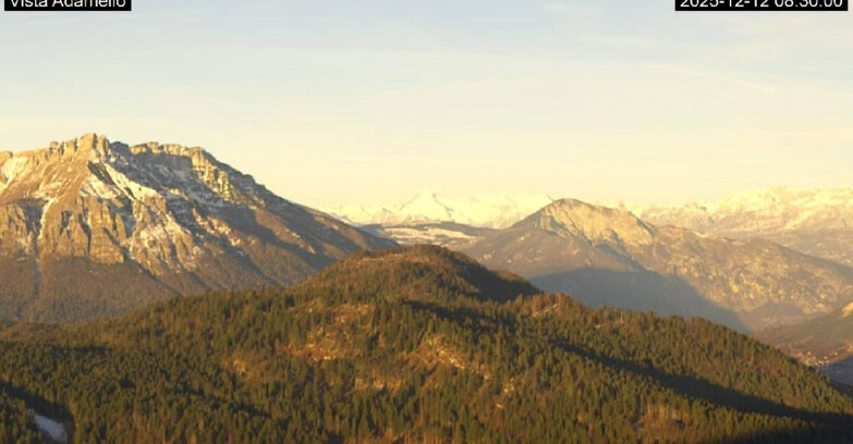 Webcam Ski Area Lavarone  - View on Ghiacciaio Adamello 