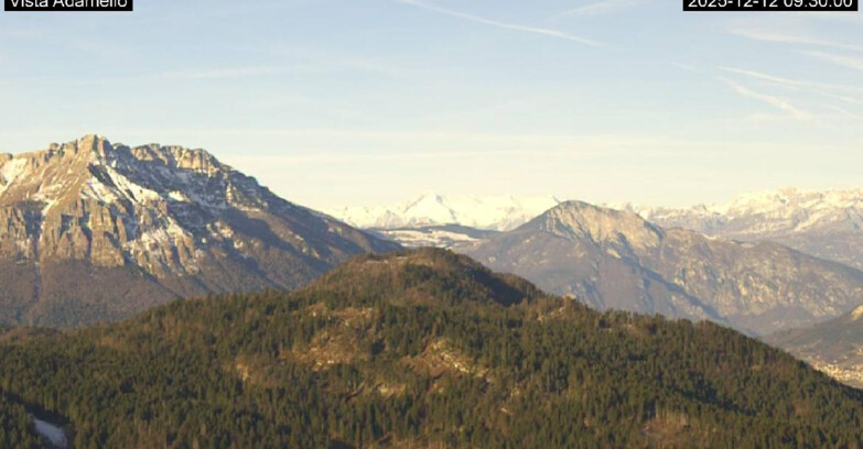 Webcam Ski Area Lavarone  - View on Ghiacciaio Adamello 