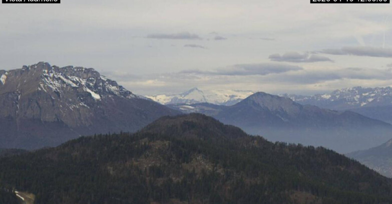 Webcam Ski Area Lavarone  - View on Ghiacciaio Adamello 