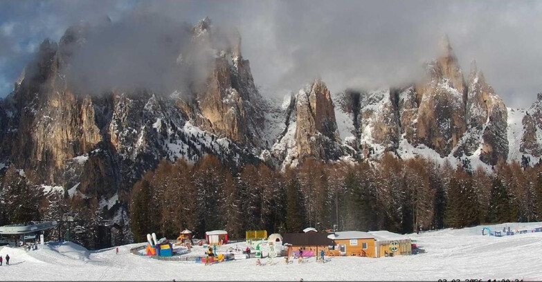 Webcam Vigo di Fassa-Pera-Ciampedìe - Vigo - dirupi di Larsech